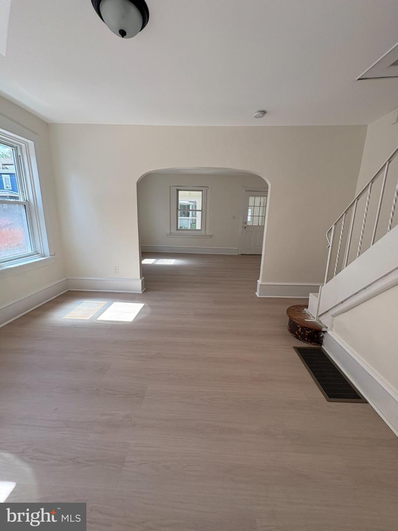 705 Powell St Property Photo 6