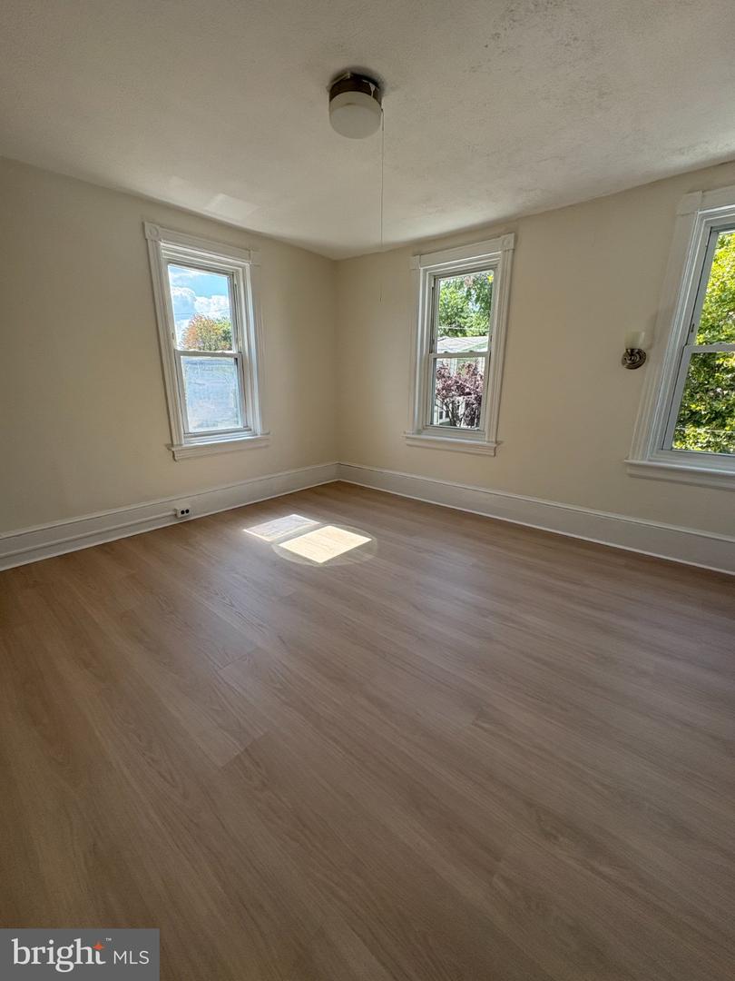 705 Powell St Property Photo 11