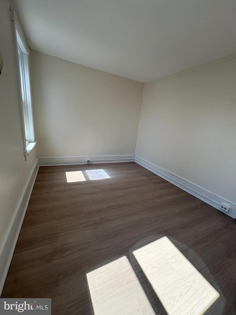 705 Powell St Property Photo 12
