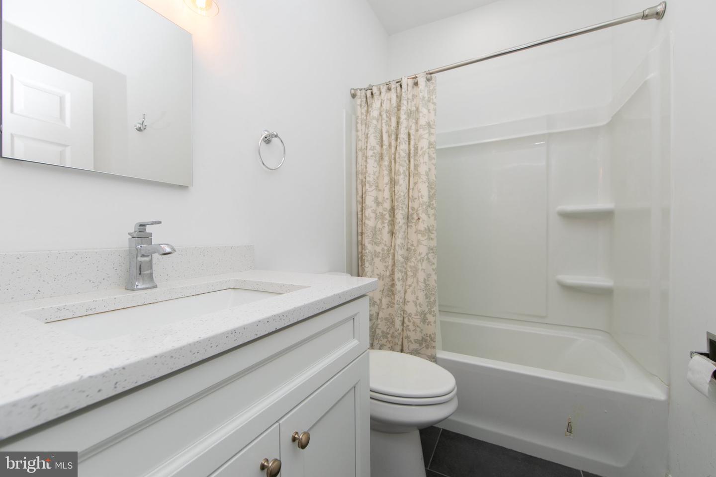 724 Willitts Ave Property Photo 23
