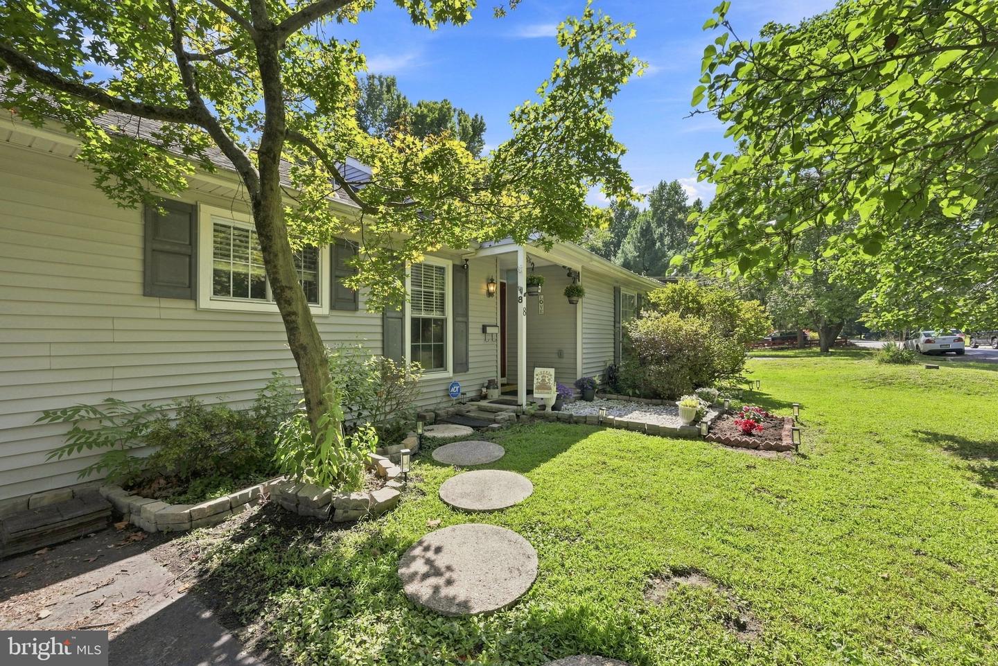 8 Naylor Ave Property Photo 2