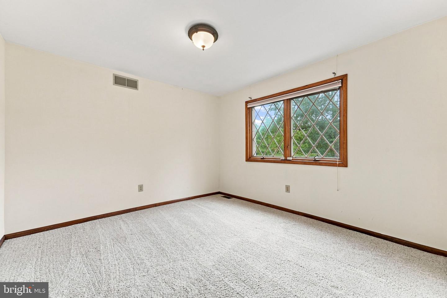 122 Saint Vincent Ct Property Photo 36