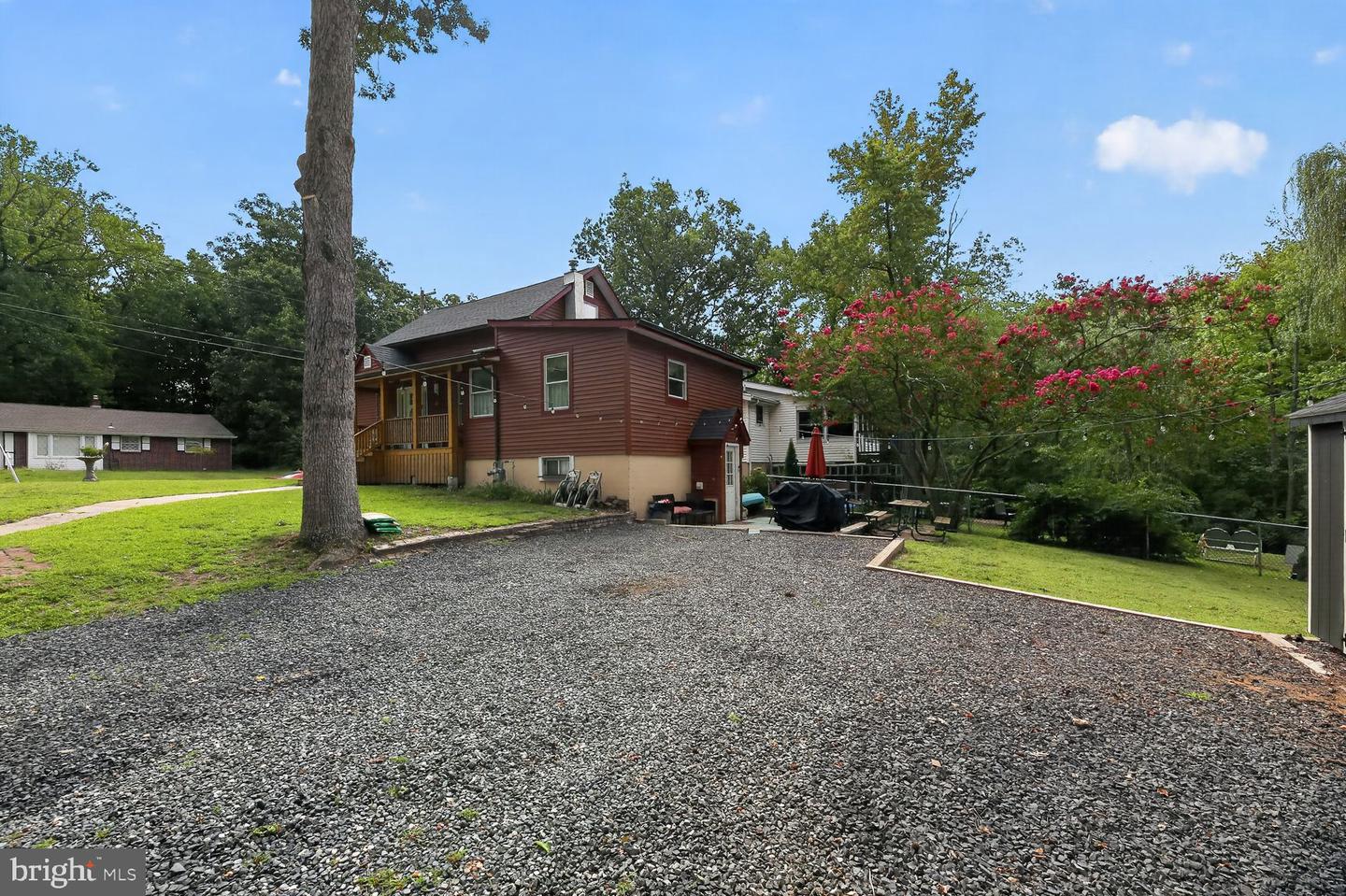 27 Higgins Ave Property Photo 23