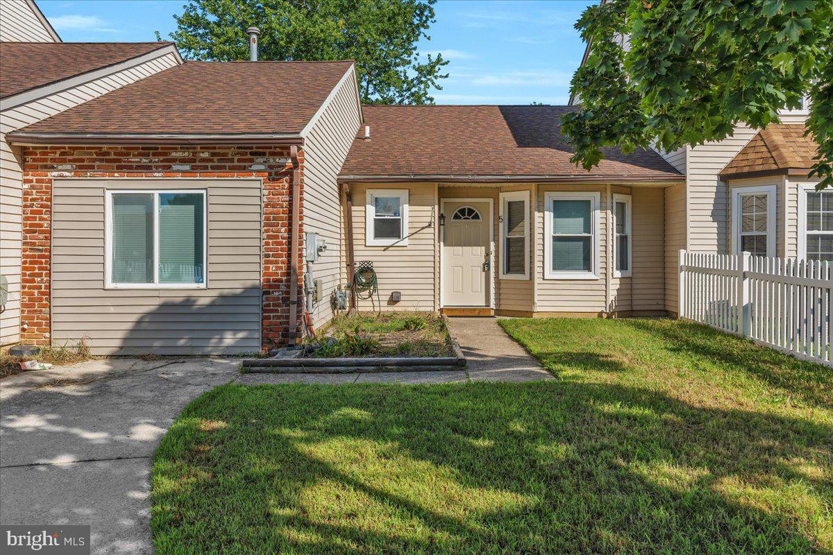 5 HEYWOOD LN Property Photo 1