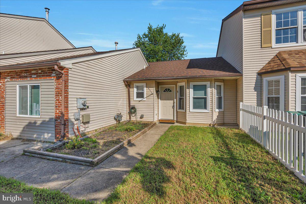 5 Heywood Ln Property Photo 3