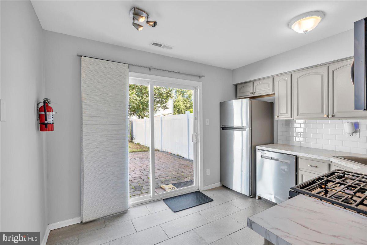 5 Heywood Ln Property Photo 8