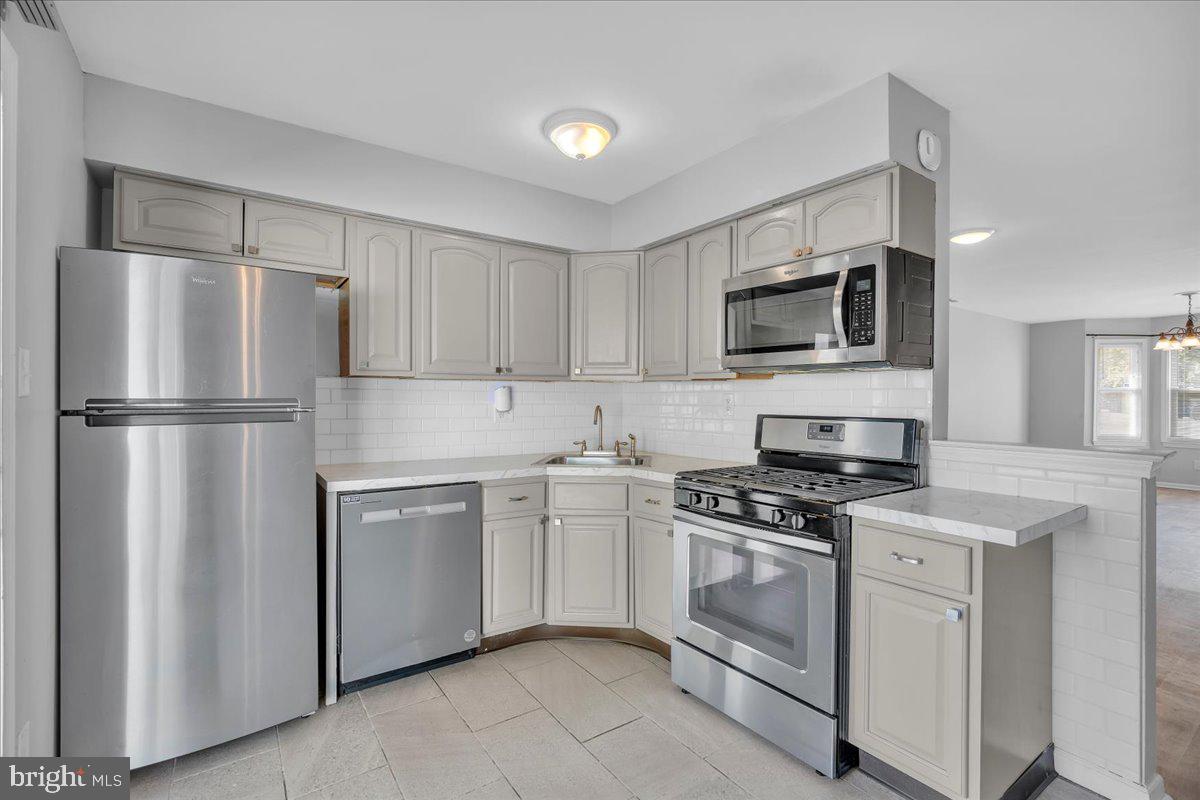 5 Heywood Ln Property Photo 9