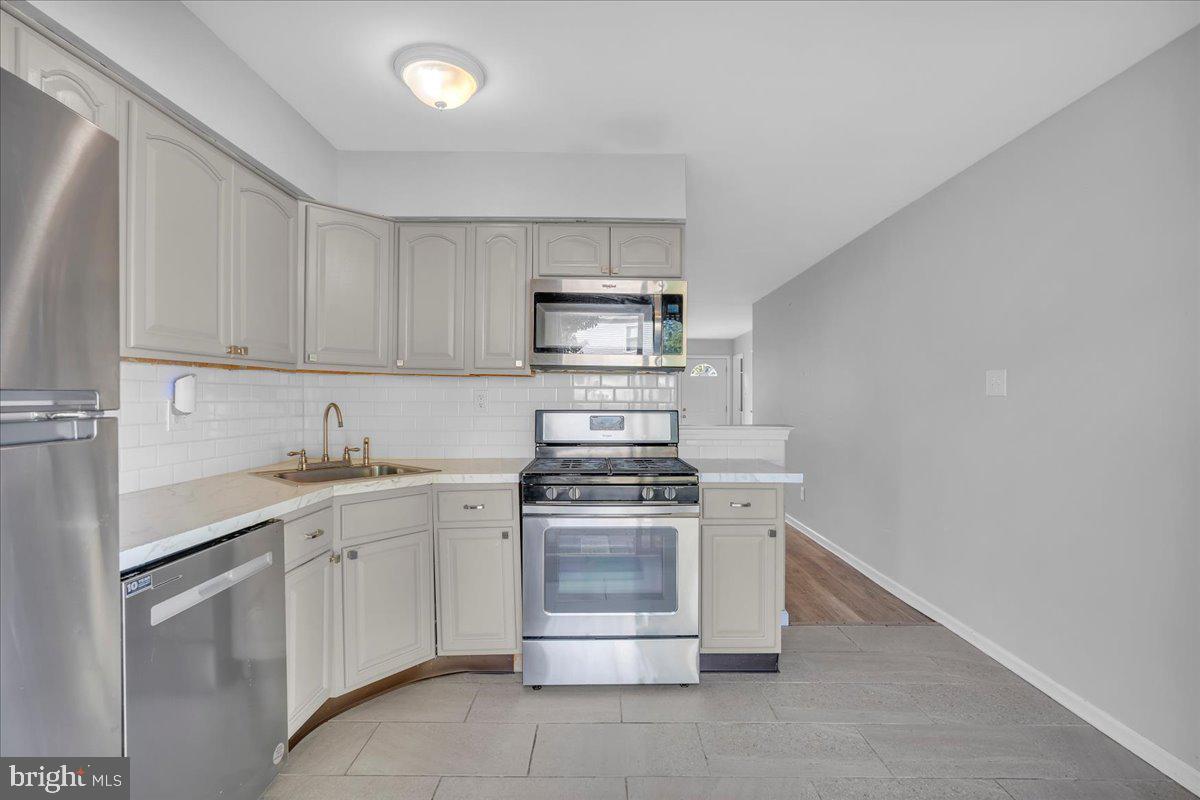 5 Heywood Ln Property Photo 10