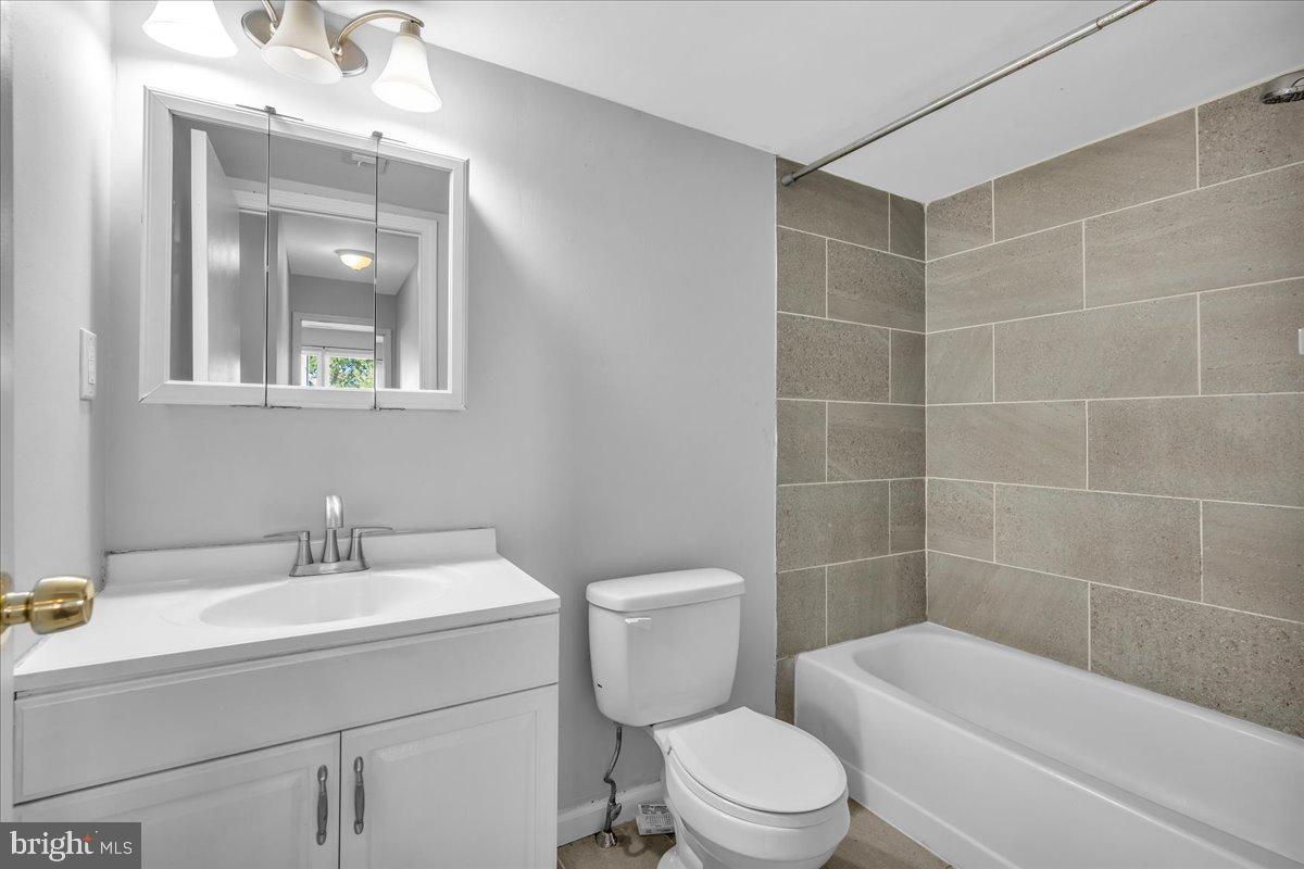 5 Heywood Ln Property Photo 13
