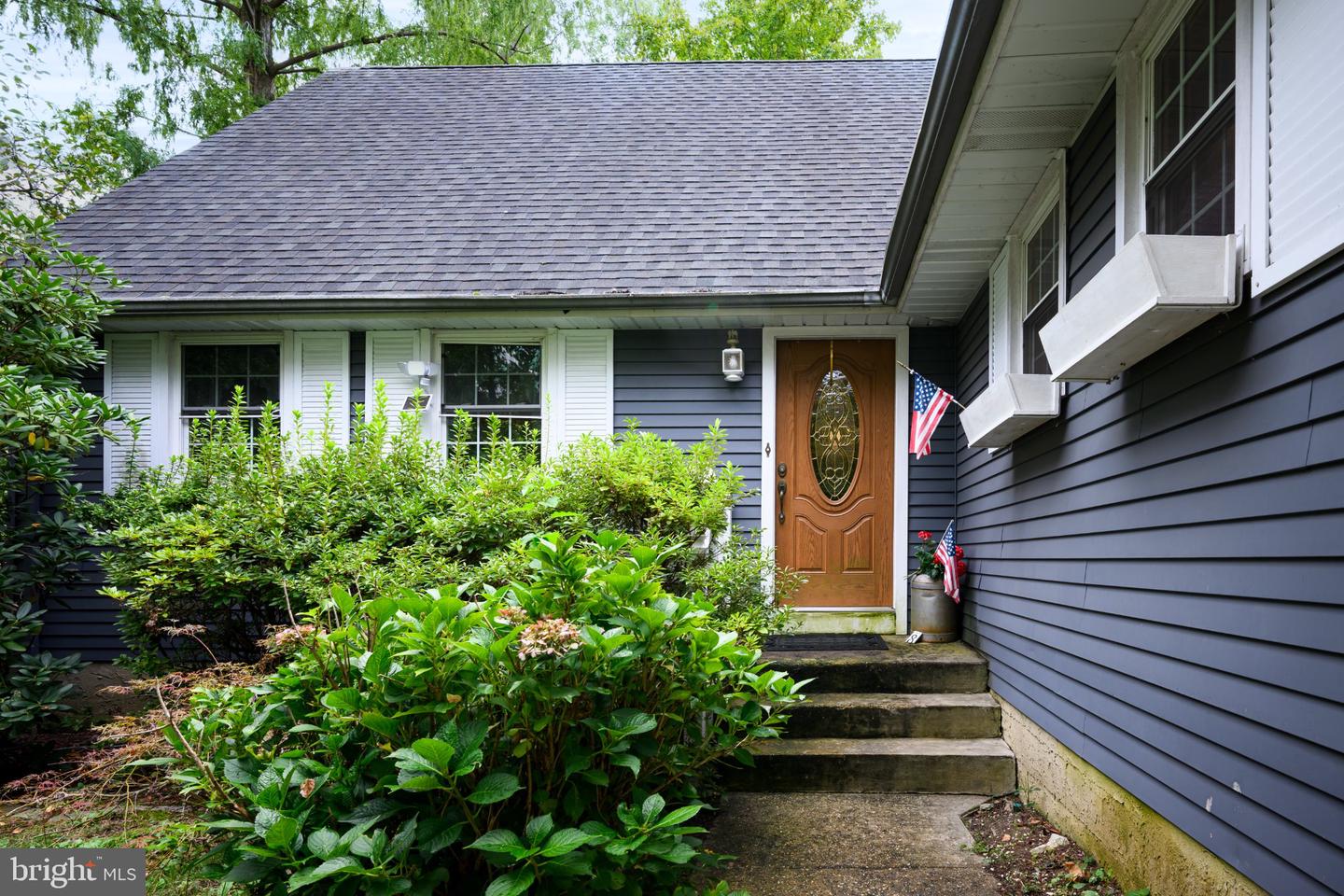 8 MCKINLEY AVE Property Photo 1