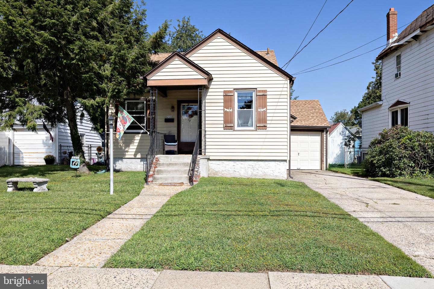 205 FOURTH AVE Property Photo 1