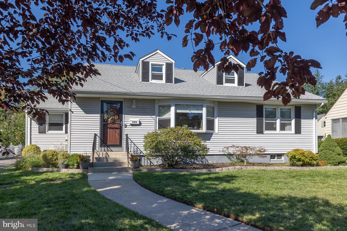 606 Grove St Property Photo 1
