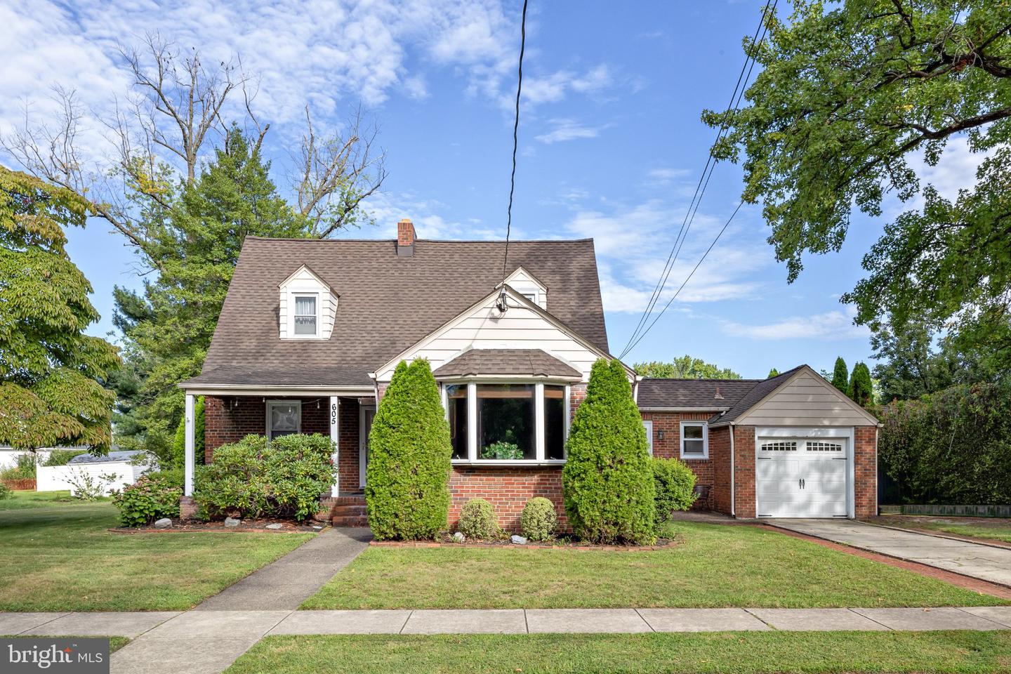 605 MANSION AVE Property Photo 1