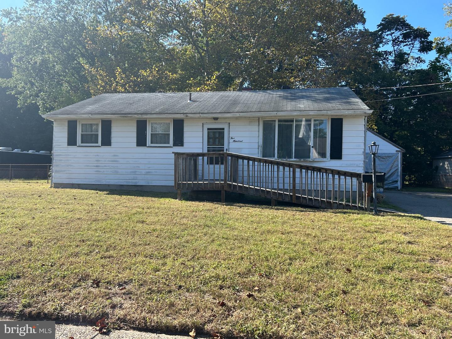 500 LOCUST AVE Property Photo 1