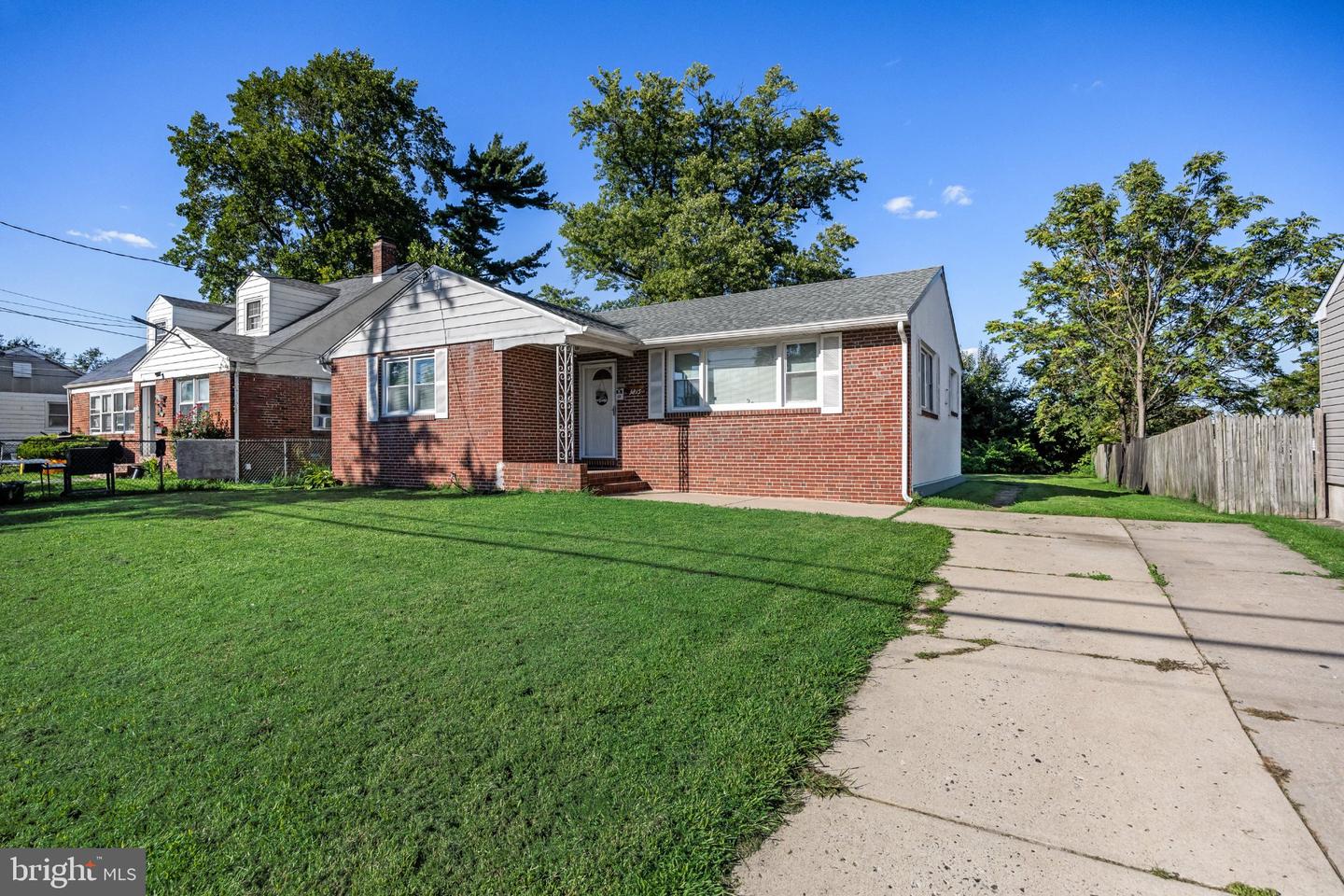 3815 ROYAL AVE Property Photo 1