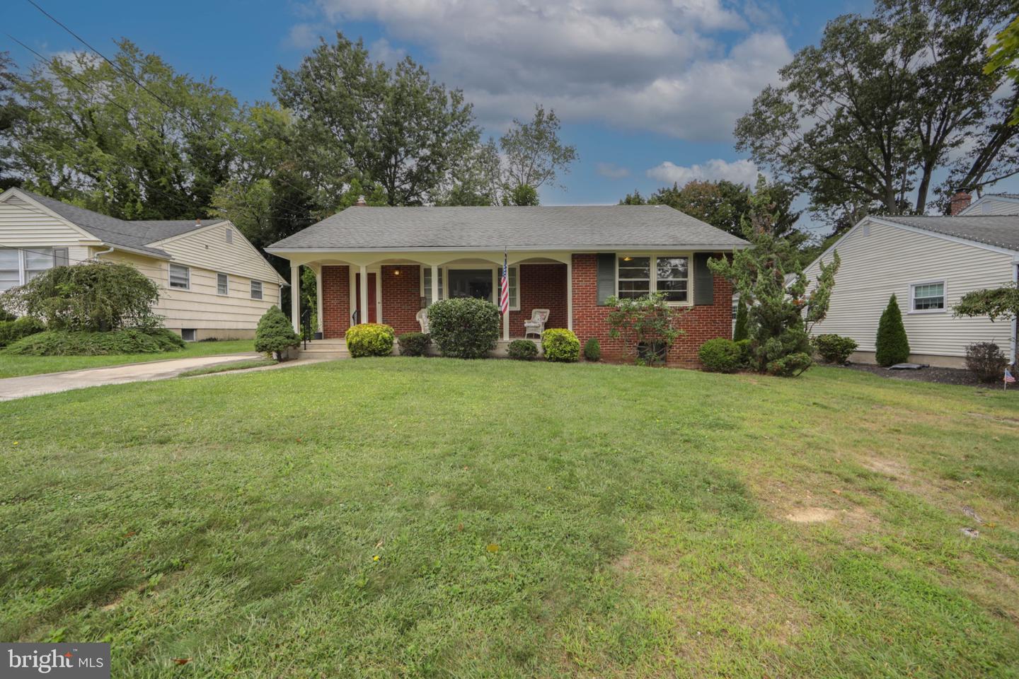 407 GRAISBURY AVE Property Photo 1