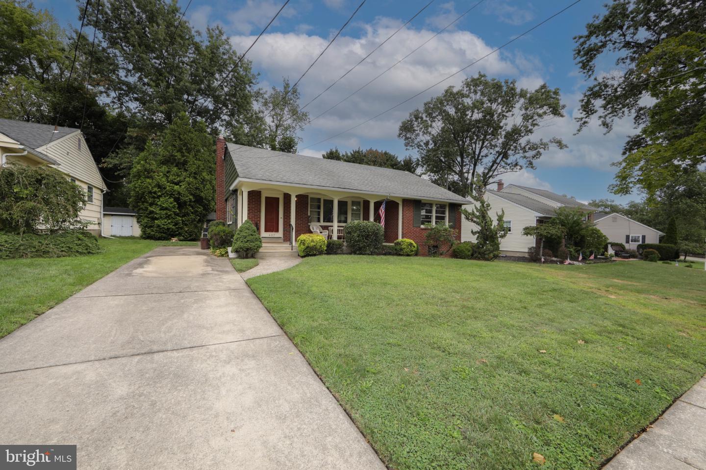407 Graisbury Ave Property Photo 2