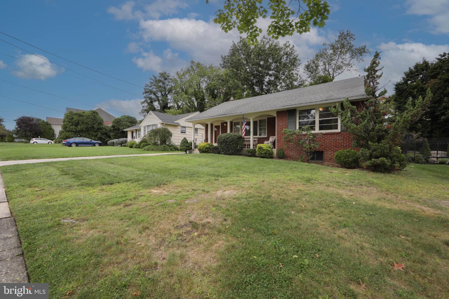 407 Graisbury Ave Property Photo 3