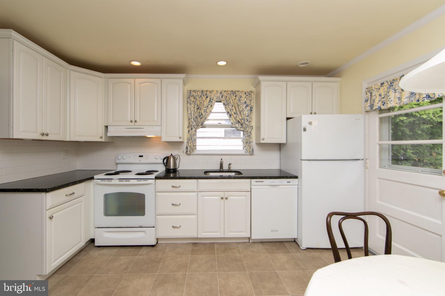 407 Graisbury Ave Property Photo 4