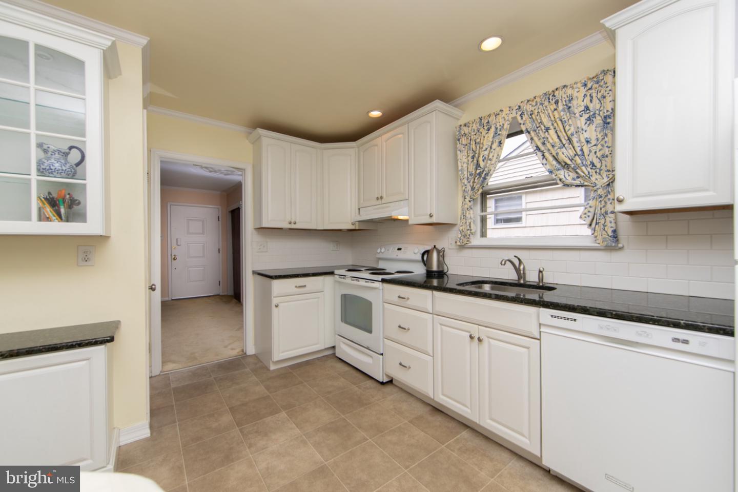 407 Graisbury Ave Property Photo 5