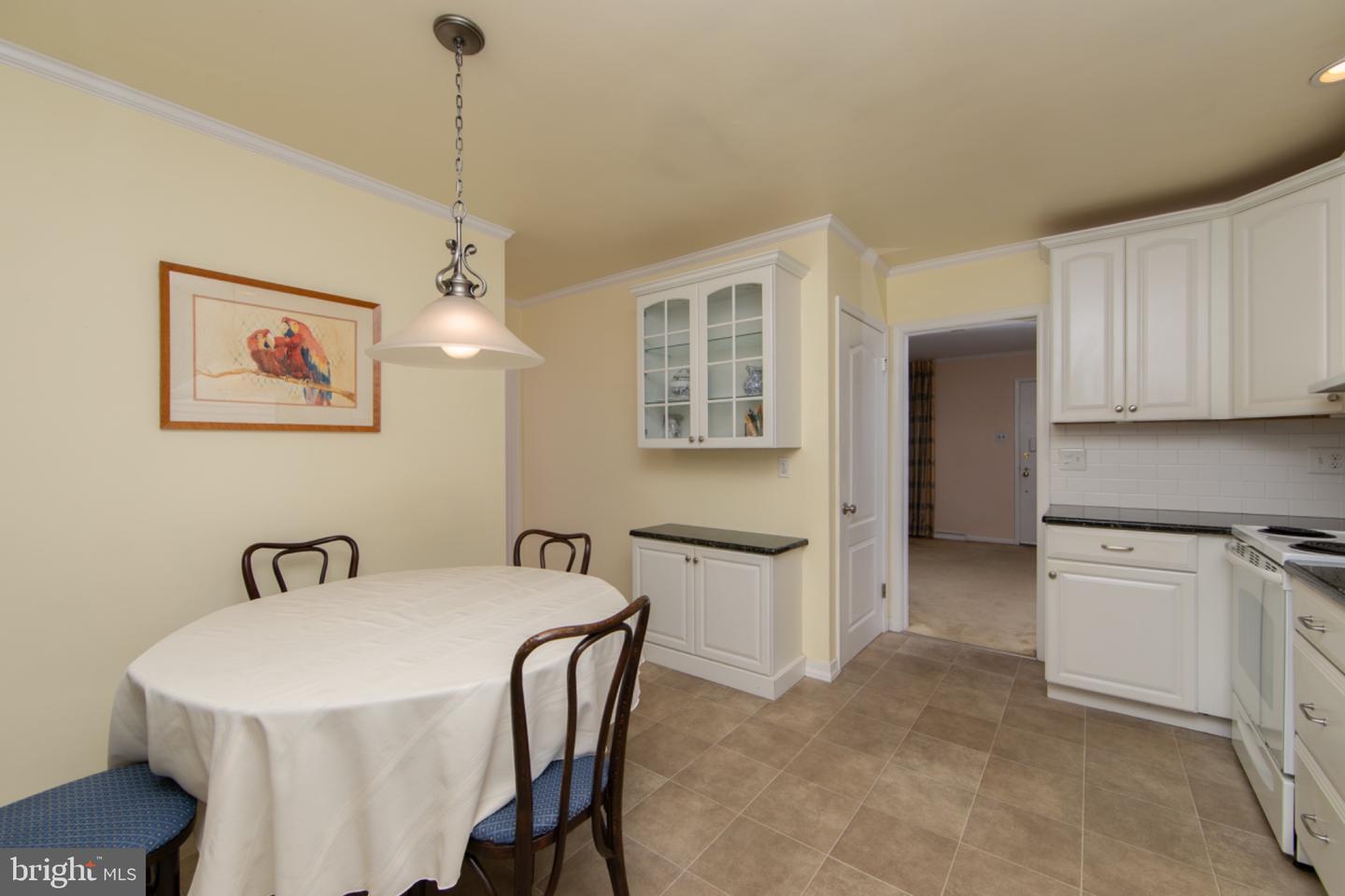 407 Graisbury Ave Property Photo 6