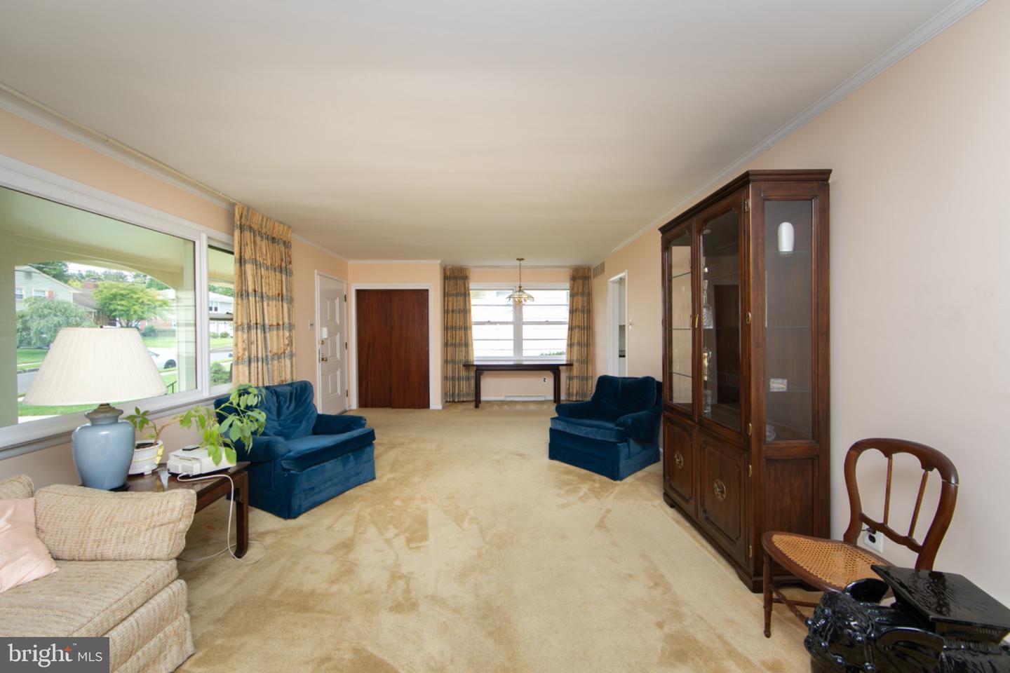 407 Graisbury Ave Property Photo 8