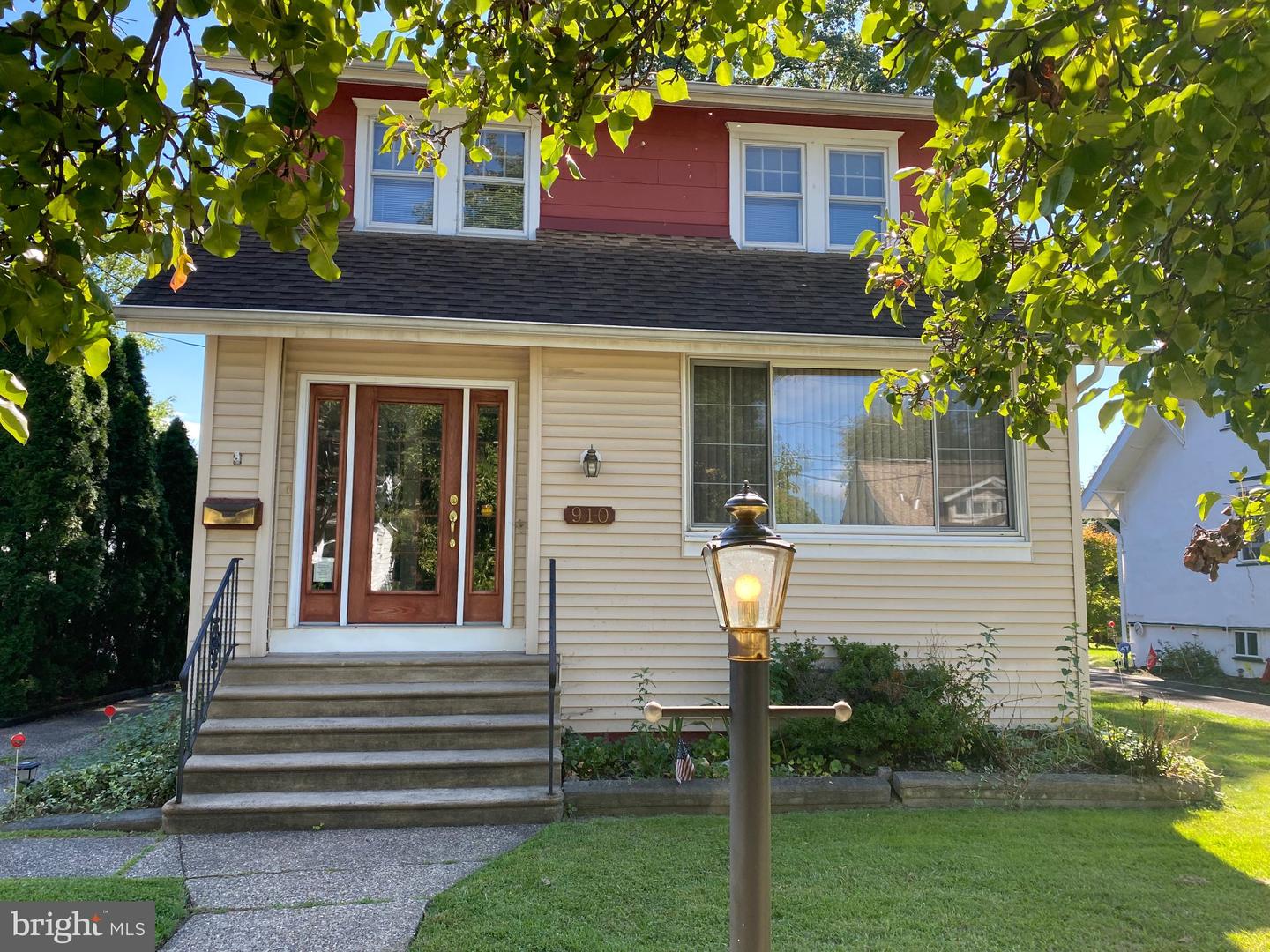 910 BELMONT AVE Property Photo 1