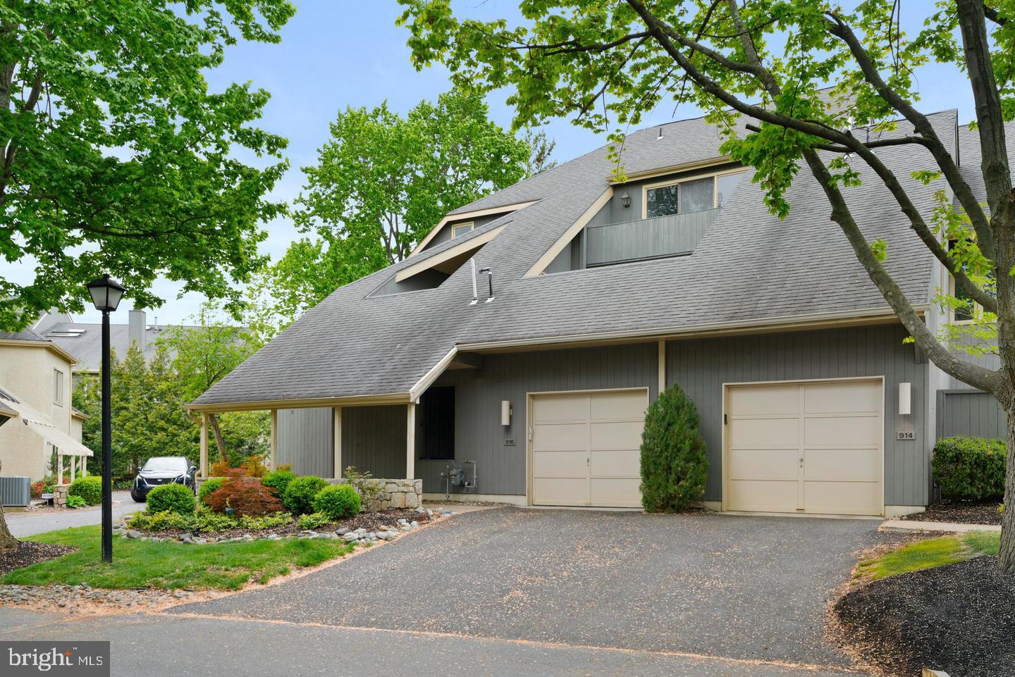 916 CHANTICLEER Property Photo 1