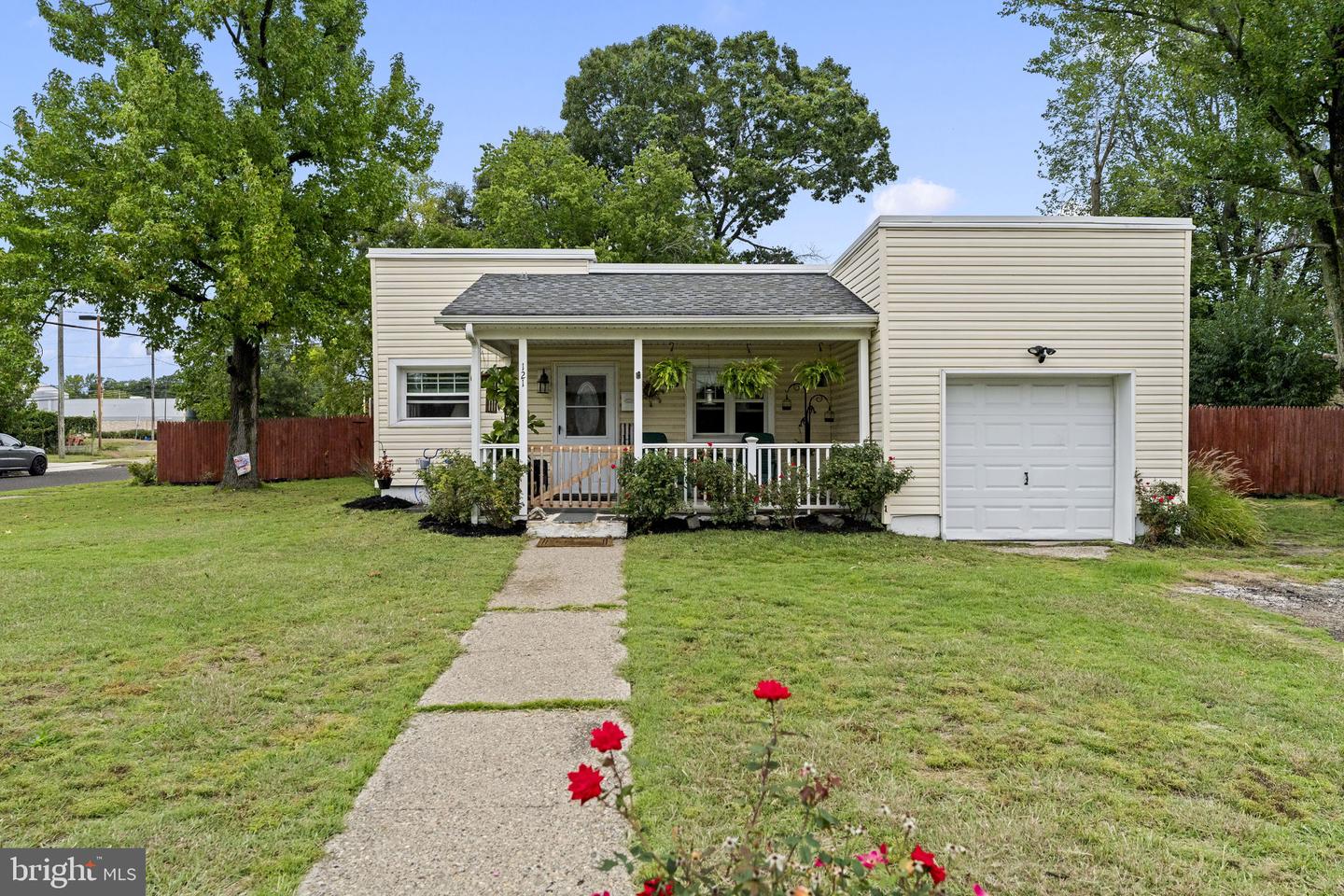 121 Ohio Ave Property Photo 2
