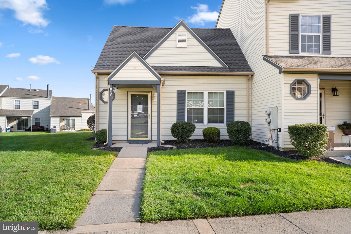 67 KNOLL DR Property Photo 1