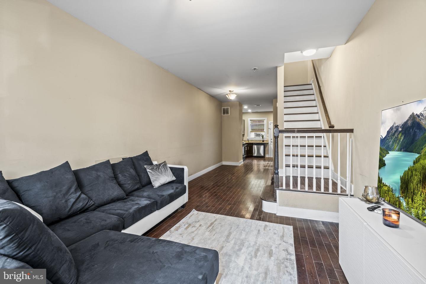 576 Berkley St Property Photo 3