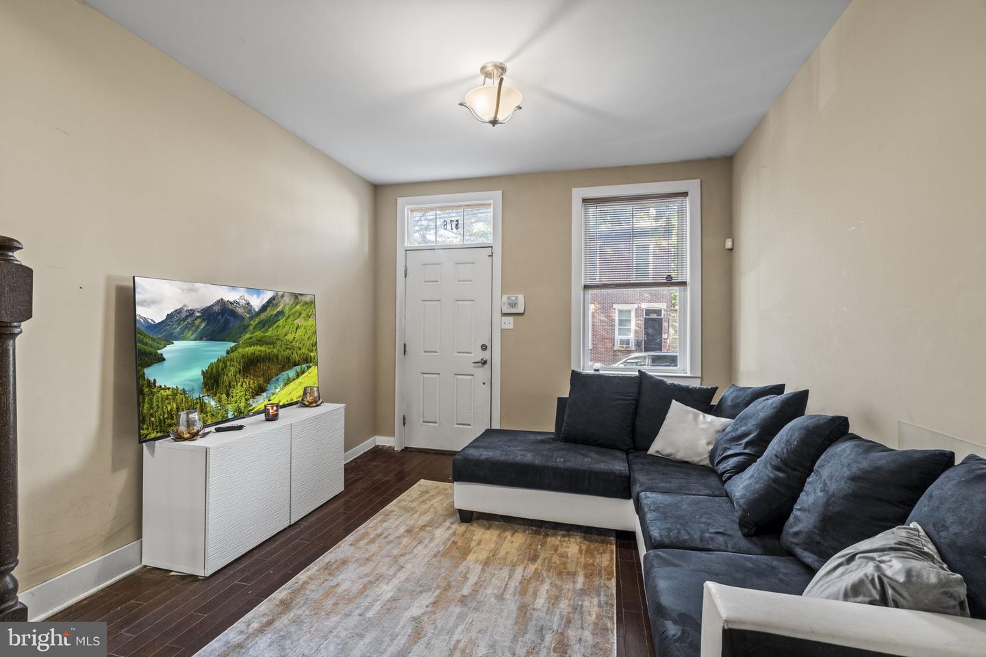 576 Berkley St Property Photo 4