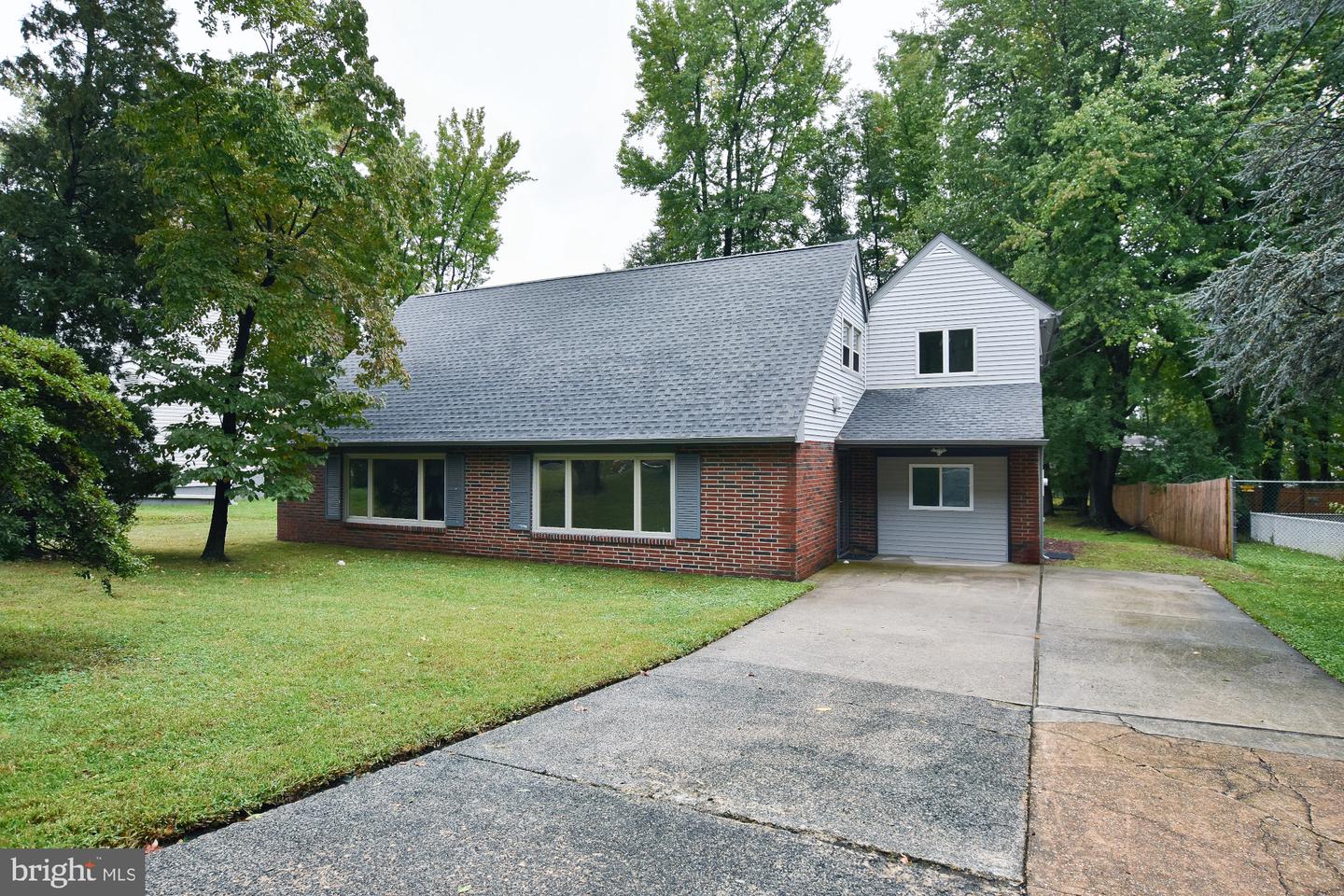 1927 Chapel Ave W Property Photo 1