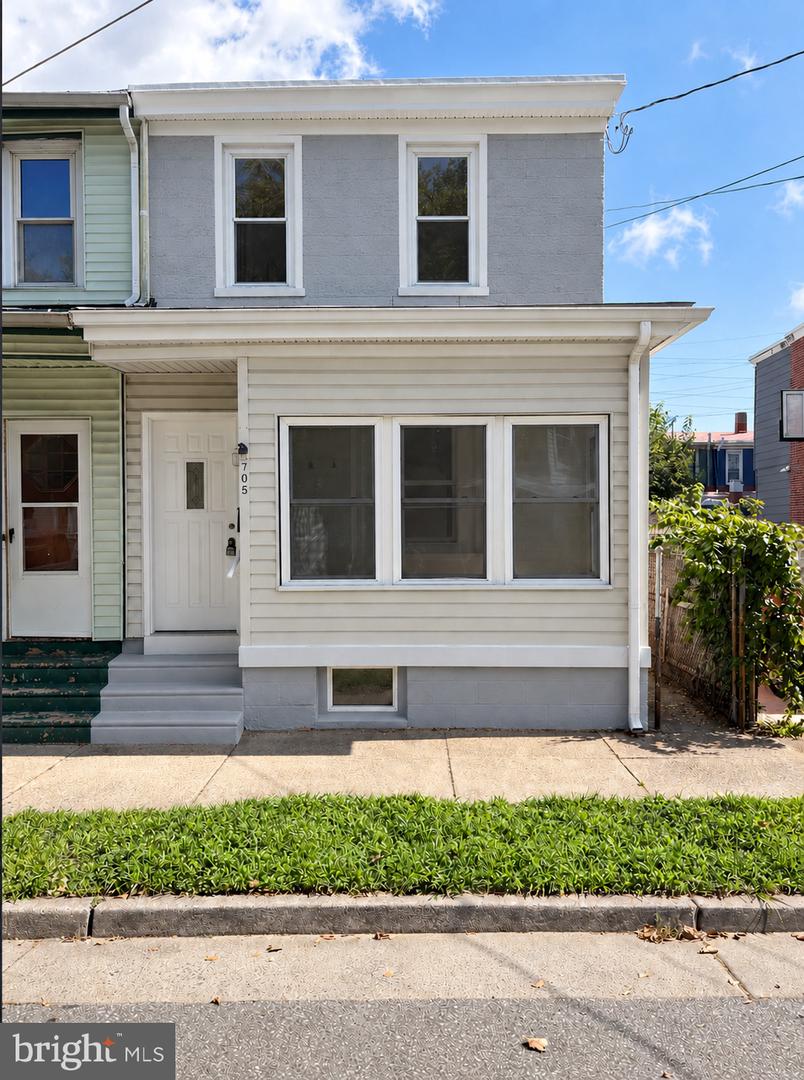 705 Powell St Property Photo 1
