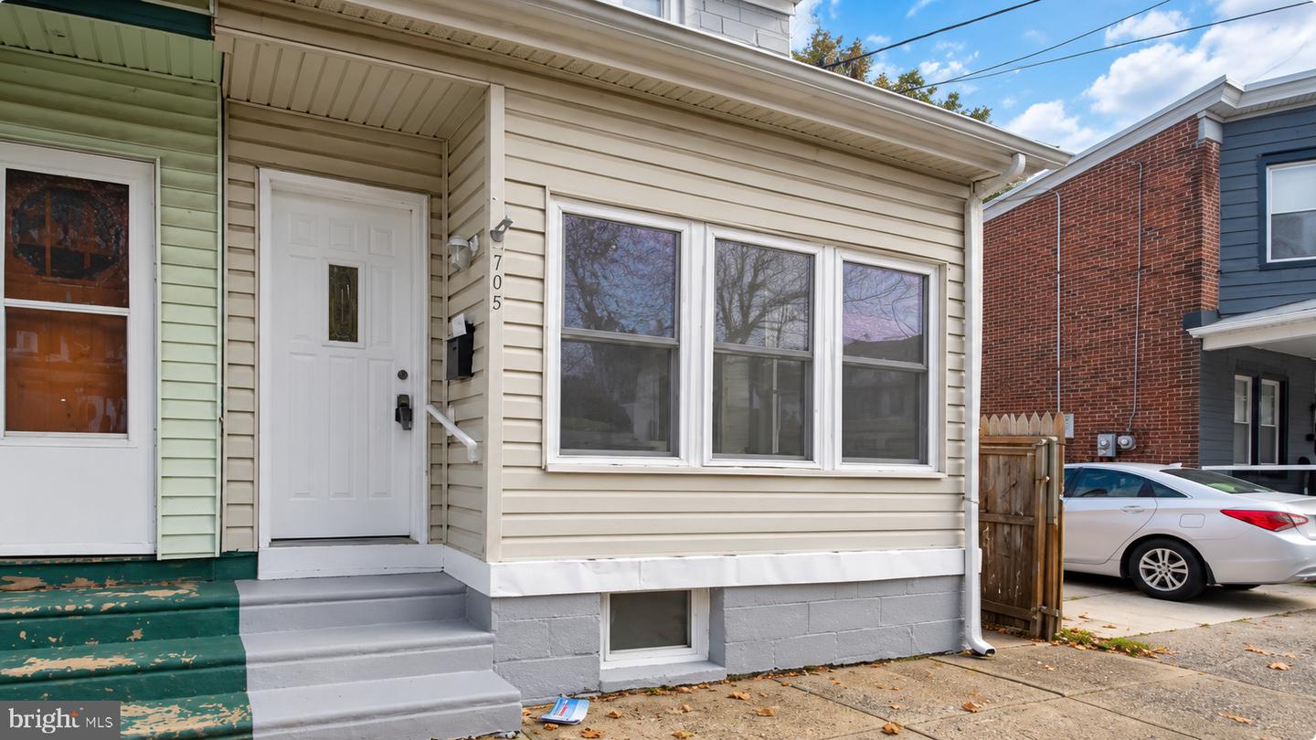 705 Powell St Property Photo 3