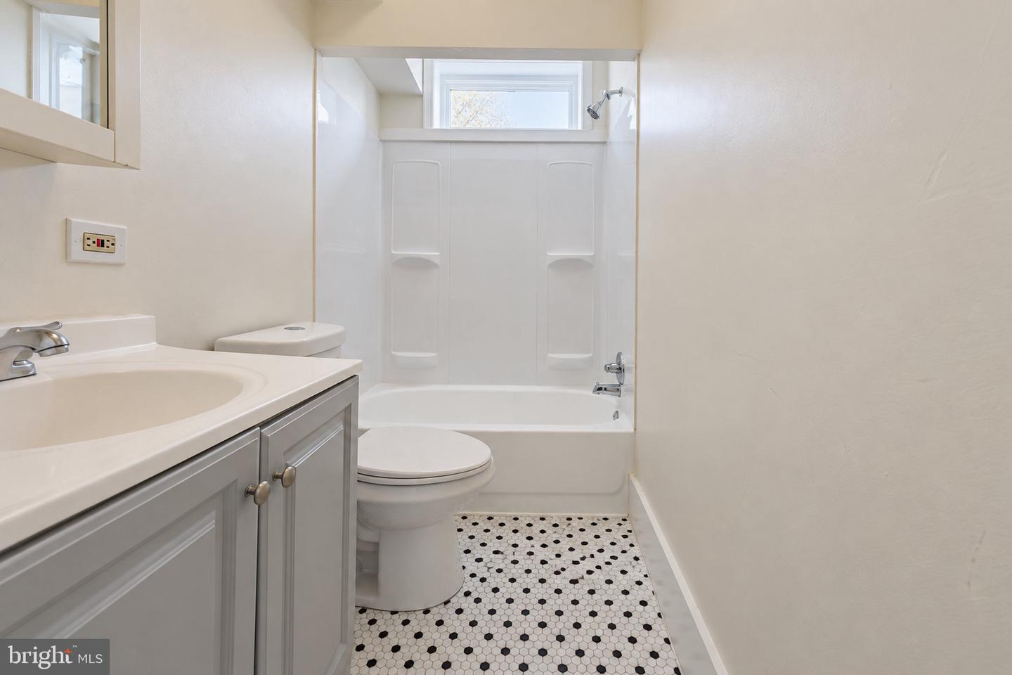 705 Powell St Property Photo 17