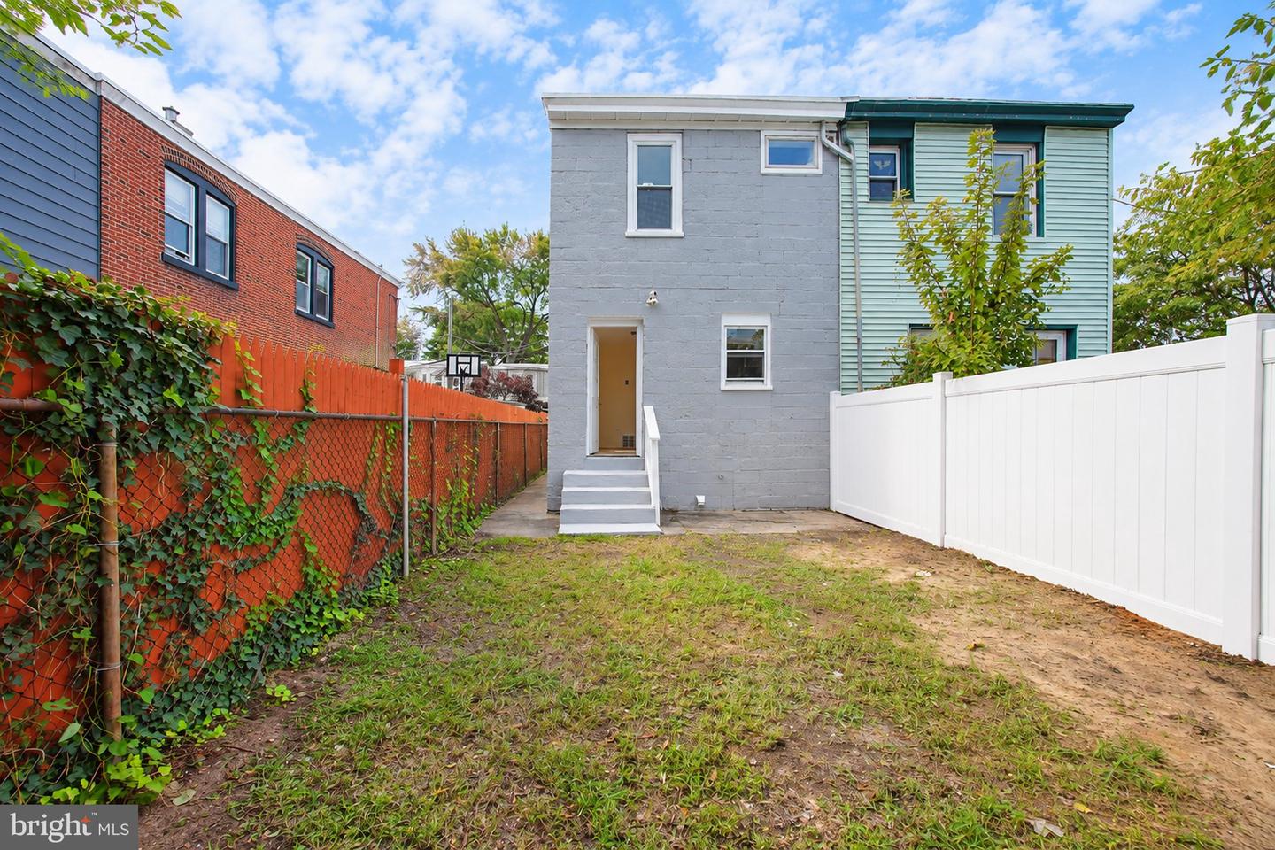 705 Powell St Property Photo 24