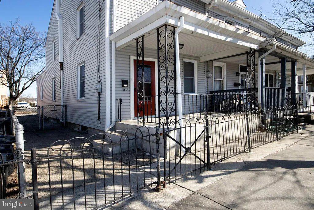 207 SOMERSET ST Property Photo 1