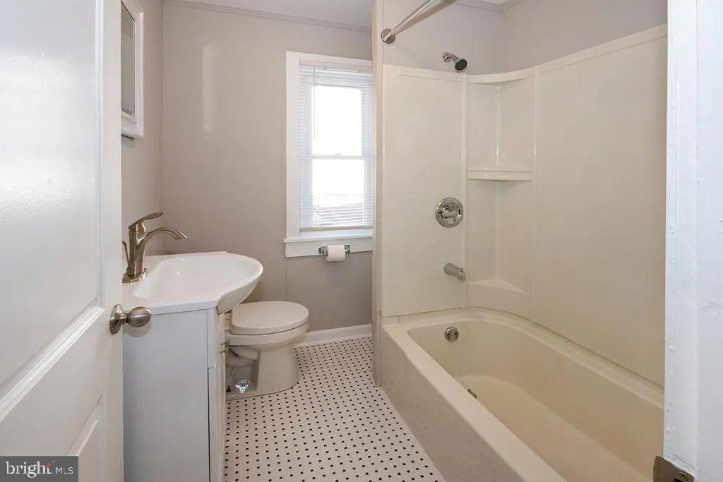 207 Somerset St Property Photo 10