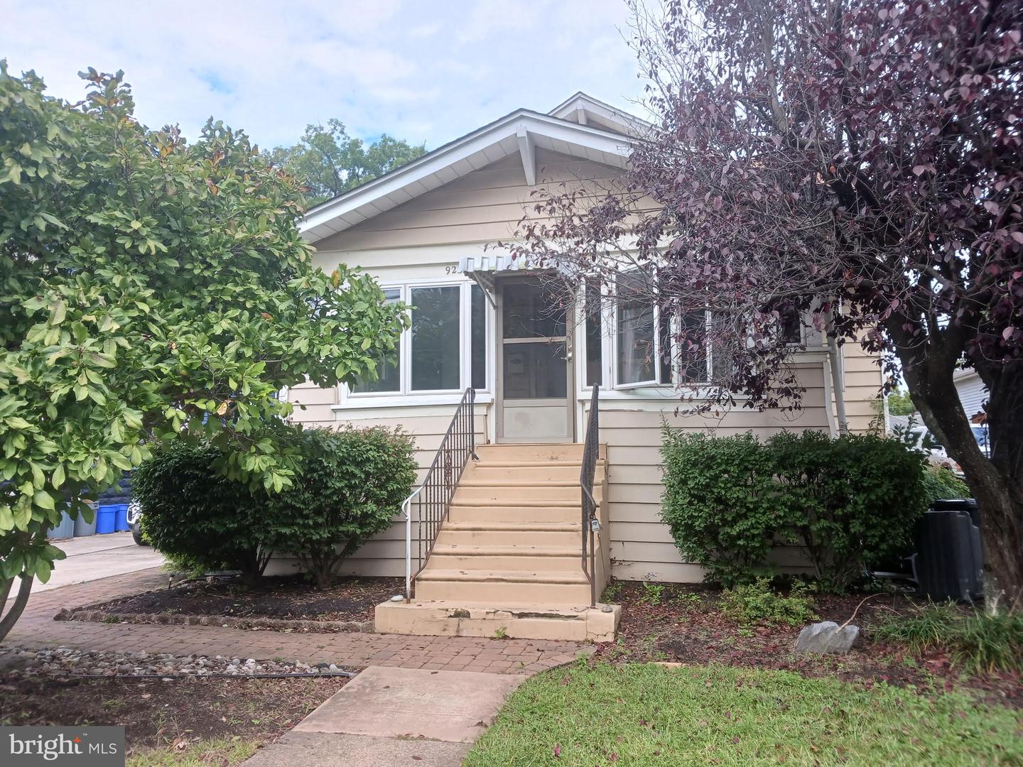 923 LINWOOD AVE Property Photo 1