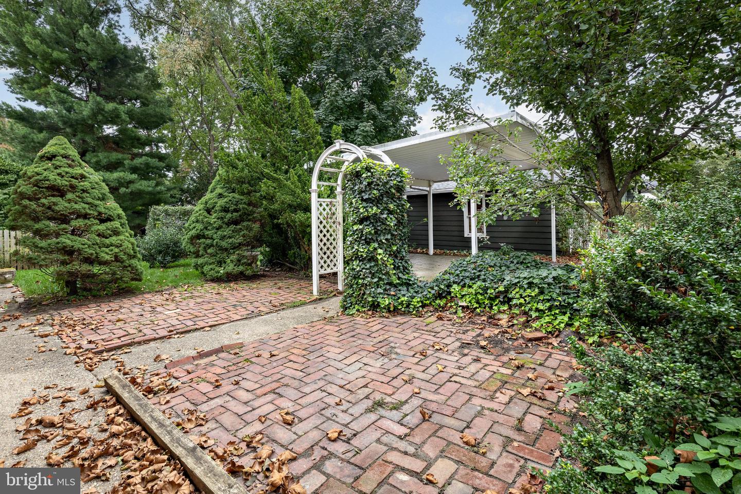 1000 Belmont Ave Property Photo 11