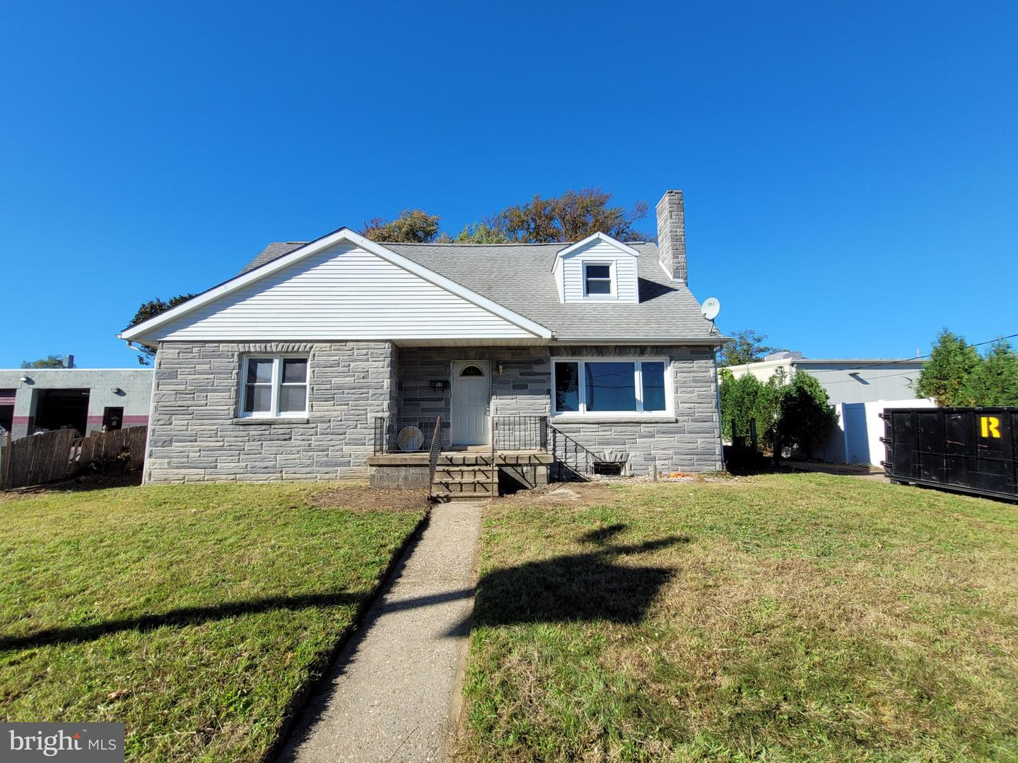 17 W MAPLE AVE Property Photo 1