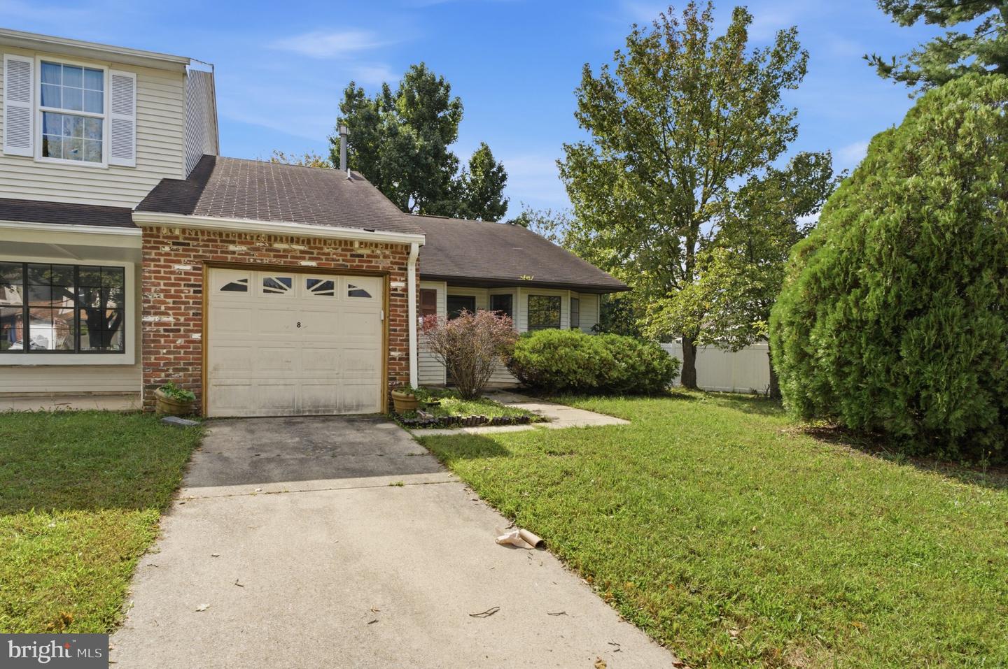 8 HEYWOOD LN Property Photo 1