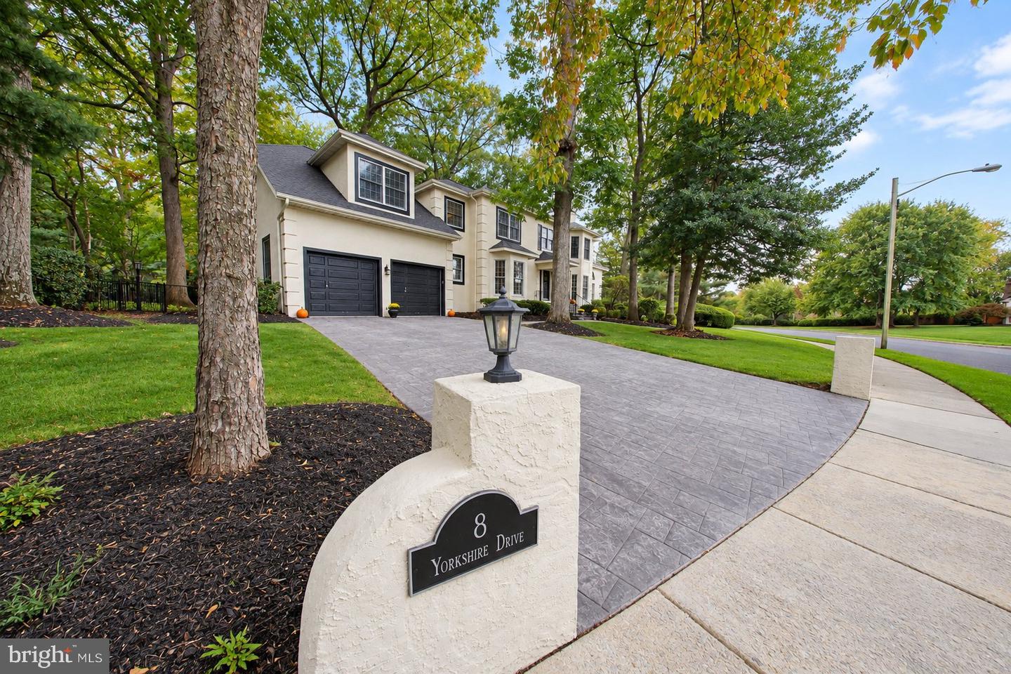 8 Yorkshire Dr Property Photo 2