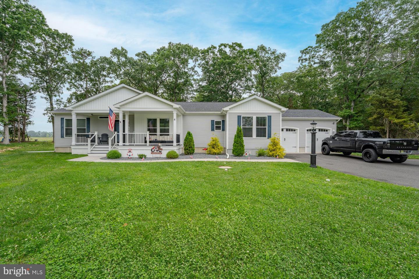 4 GIBSON LN