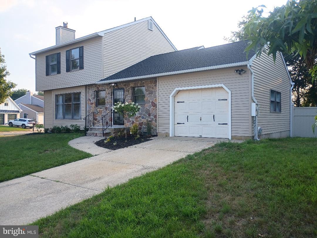 2 BOOTHBAY DR