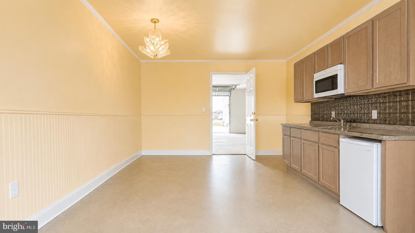 223 E Roberts Ave #b Property Photo 46