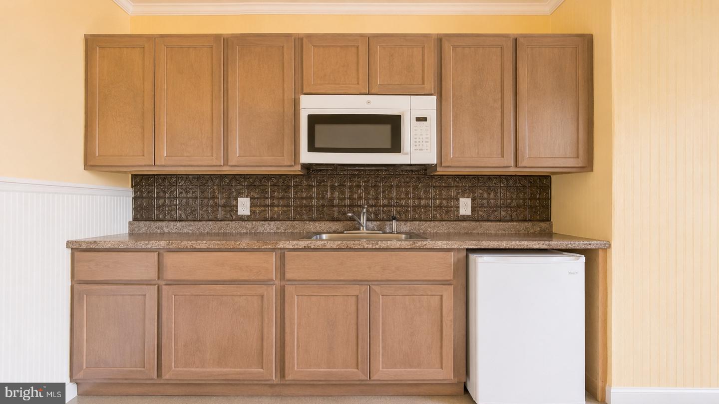 223 E Roberts Ave #b Property Photo 49