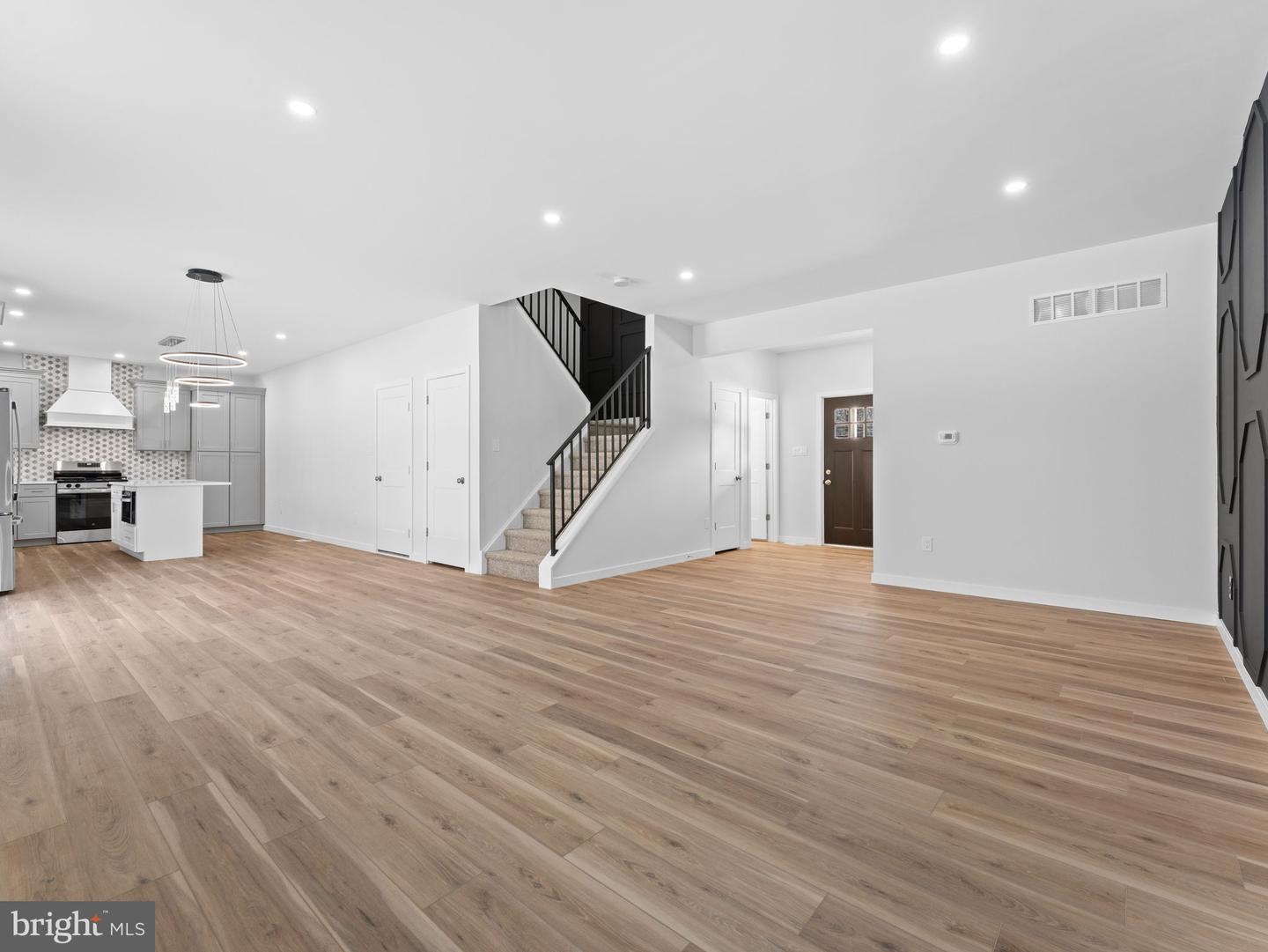 203 Bates Ave E Property Photo 6