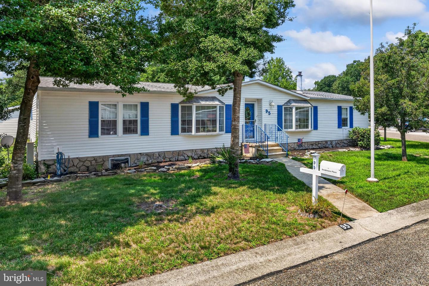 95 Breakwater Property Photo 1